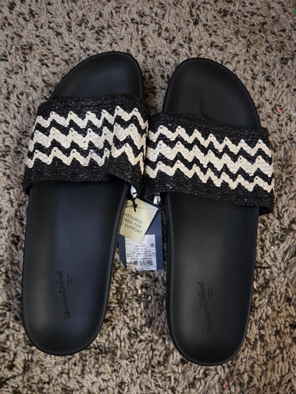 Universal thread sandals size 9